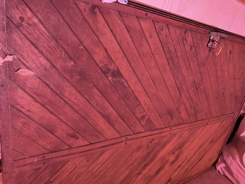 Проданам дървени врати за гараж комбинирани с железни елементи