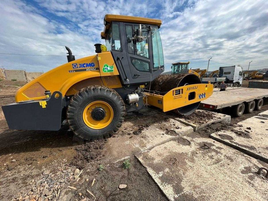 Сотилади на складе ДОРОЖНЫЙ Вибрационный Каток грунтовый  XCMG XS163J