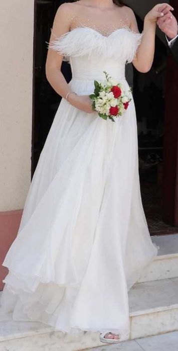 Rochie mireasa de matase cu corset, pene, taietura pe picior, pietre