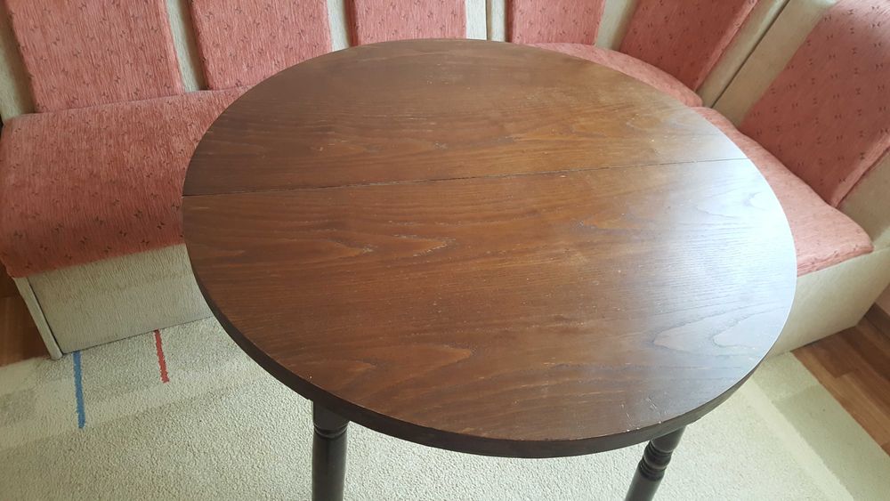 Дървена кръгла маса
