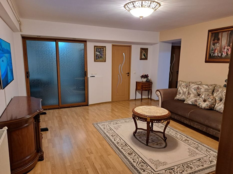 Vând apartament 3 camere .