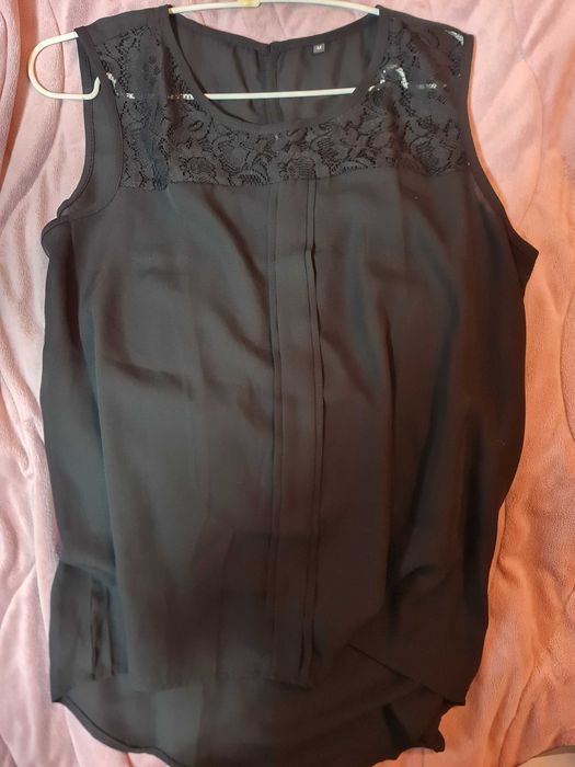 Черен потник с дантела