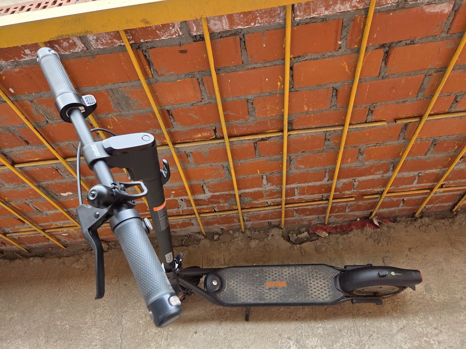 Продам электросамокат Ninebot F2