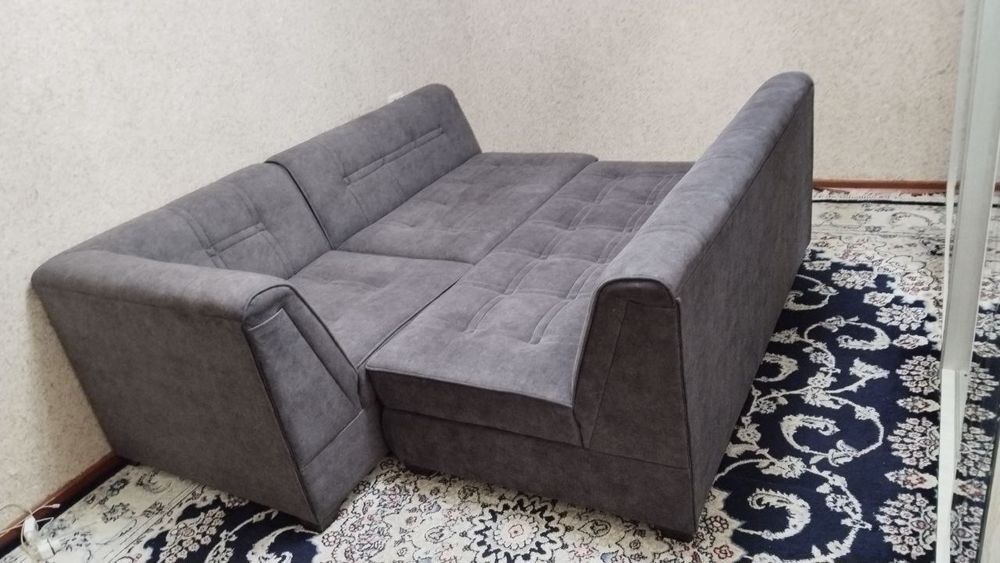 Срочный продам мягкий уголок 2025 года гостиная
