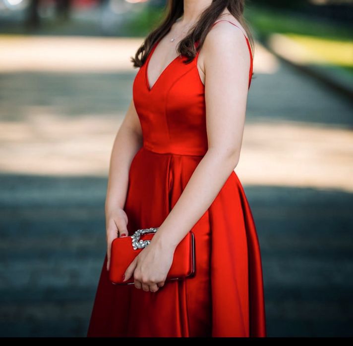 Червена бална рокля