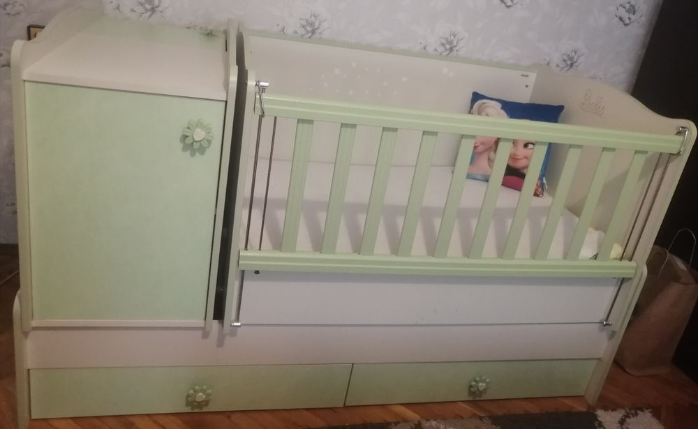 Детско легло - люлка.Шкаф със чекмеджета, плод за повиване.