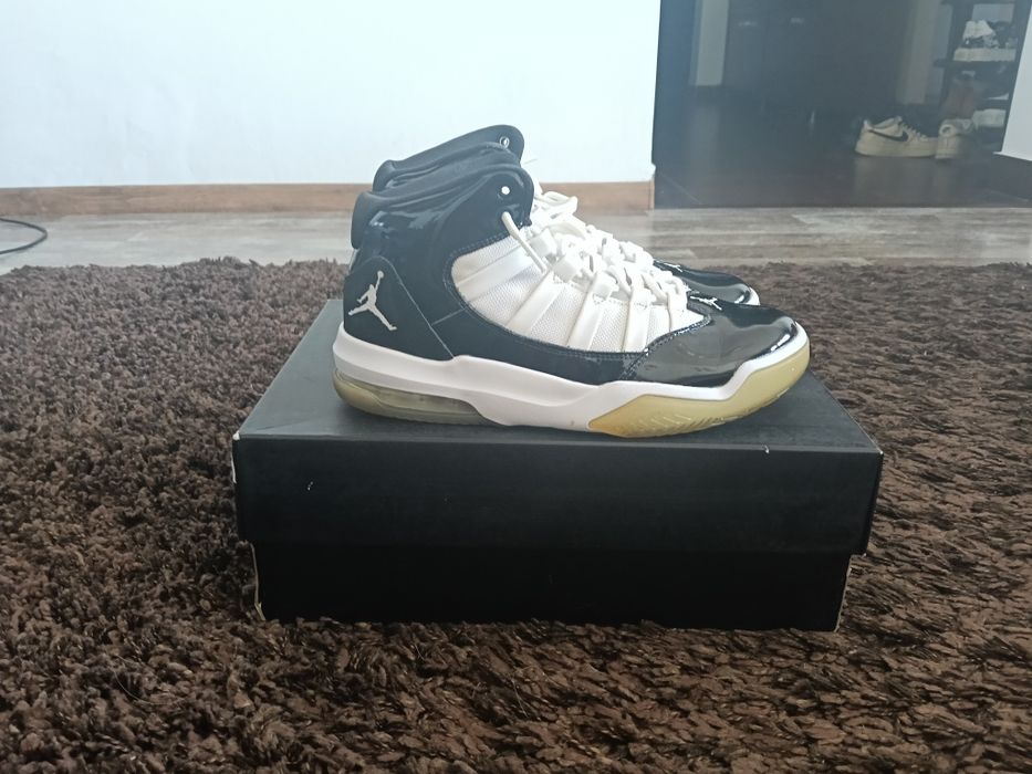 Jordan aura max, black and white