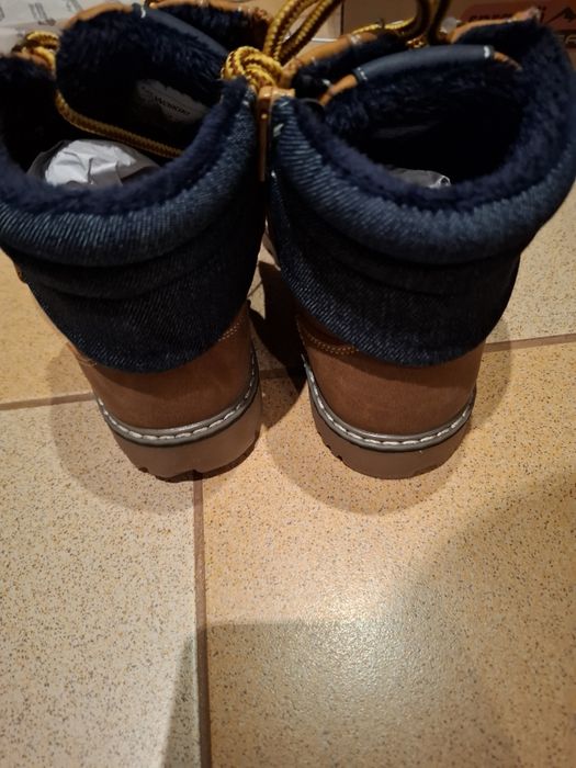 Чисто нови обувки тип боти