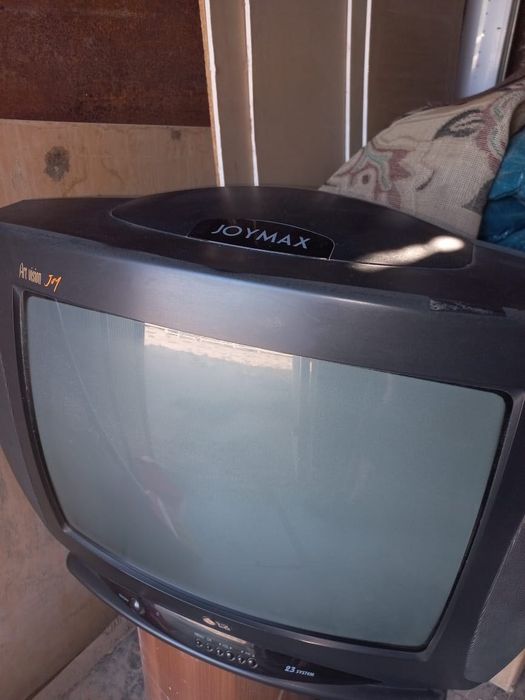 Телевизер работает(минус нету)