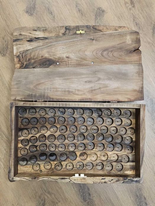 Ръчно изработена кутия от естествено дърво за шишенца с етерични масла