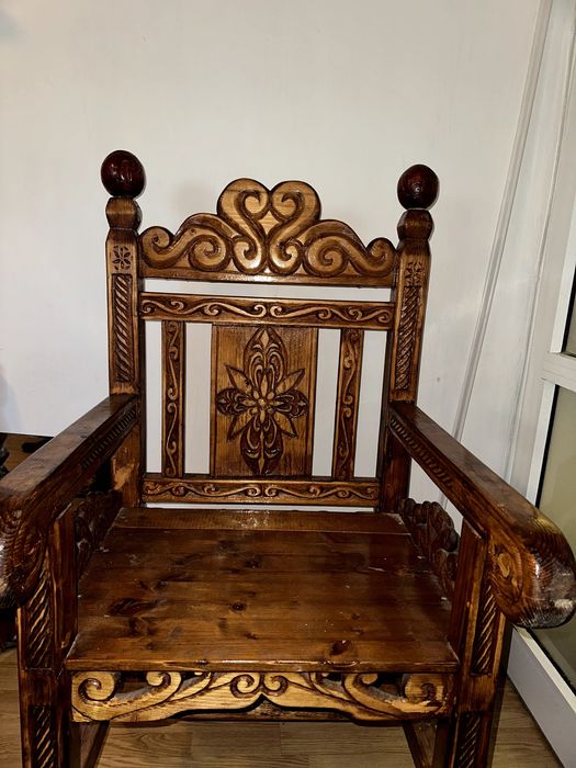 Vând jilțuri sculptate manual