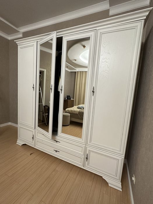 Белый альпийский шкаф