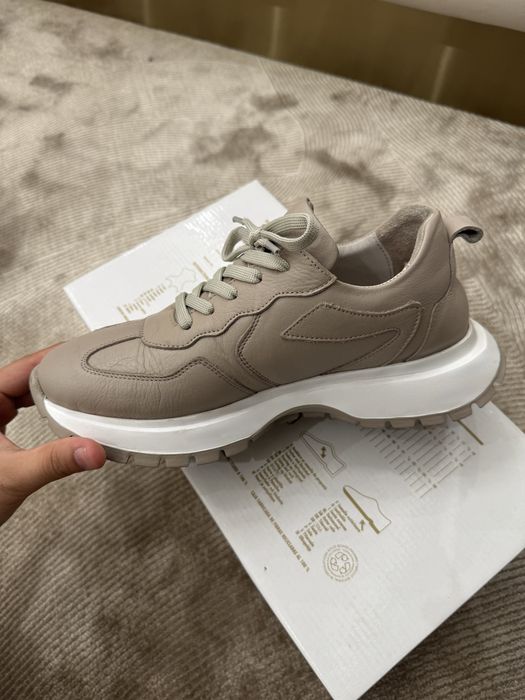 Женская кроссовка