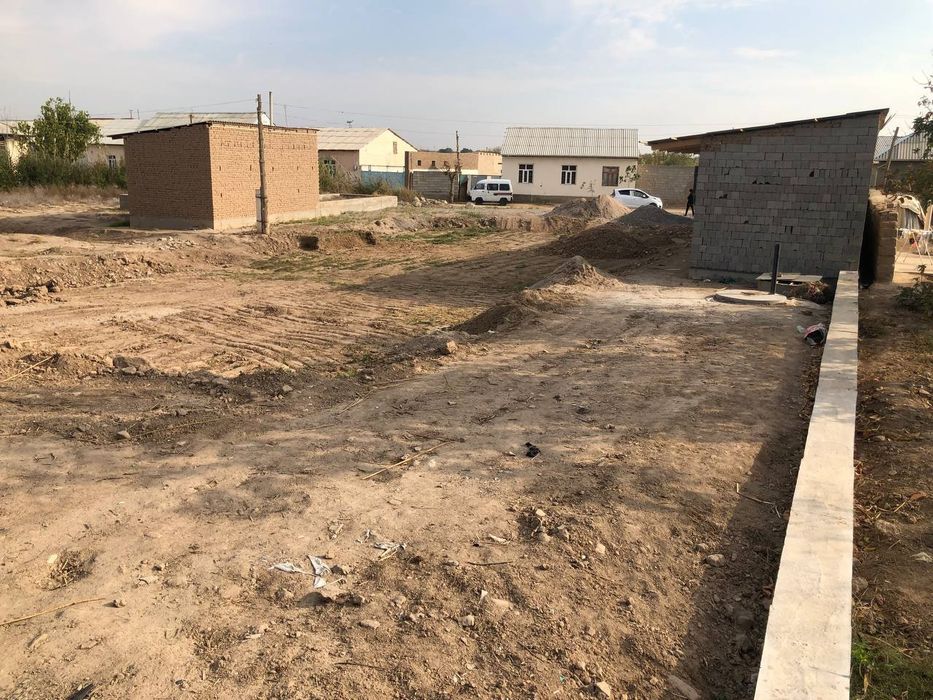 Yangi qurilgan hovli uy