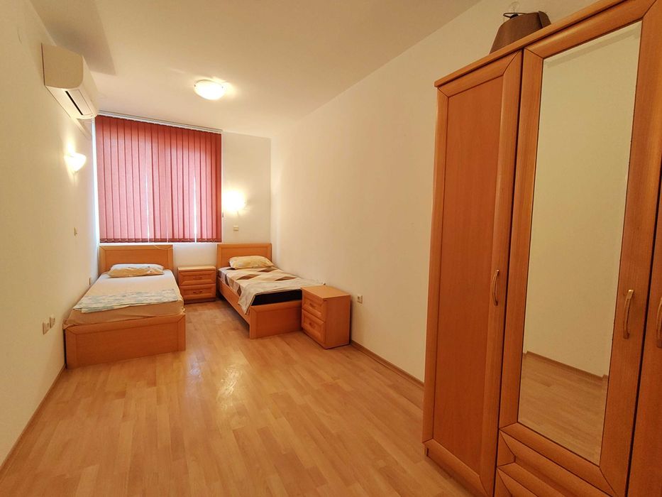 Хубав тристаен с басейн и паркомясто на 250 метра от морето, Лагуна