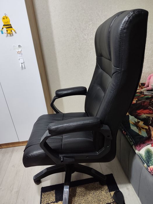 Кресло офисное продам.