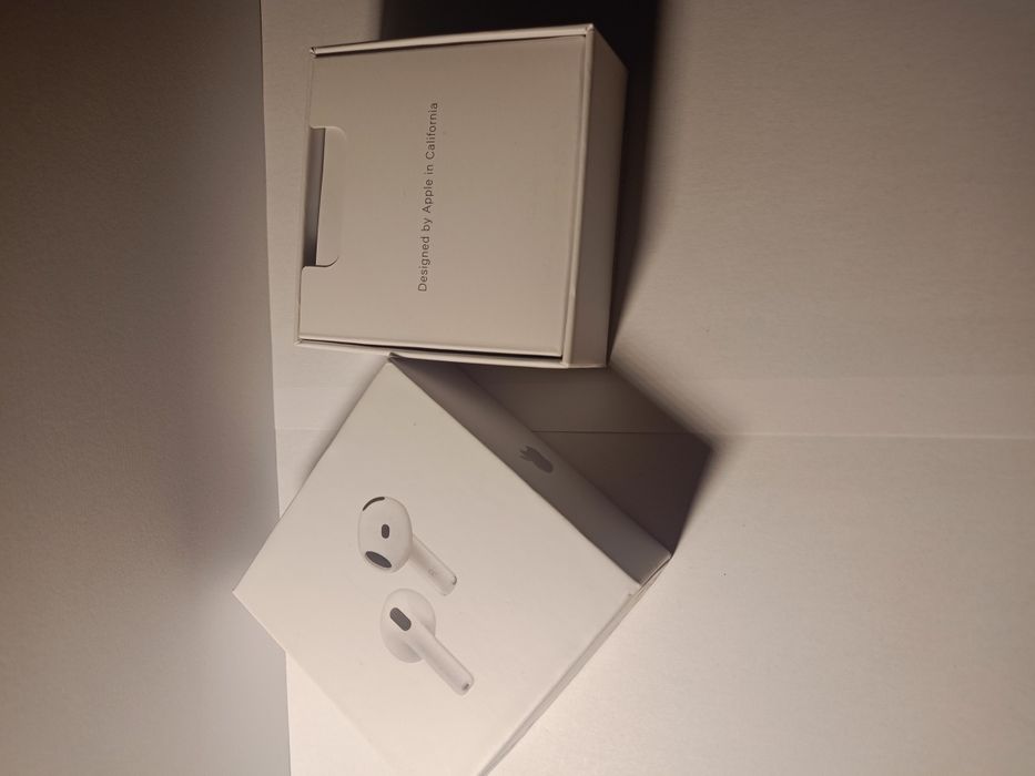 Apple. AirPods 4