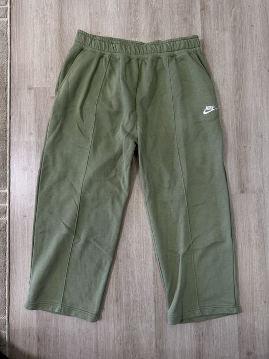 Долнище на Nike.