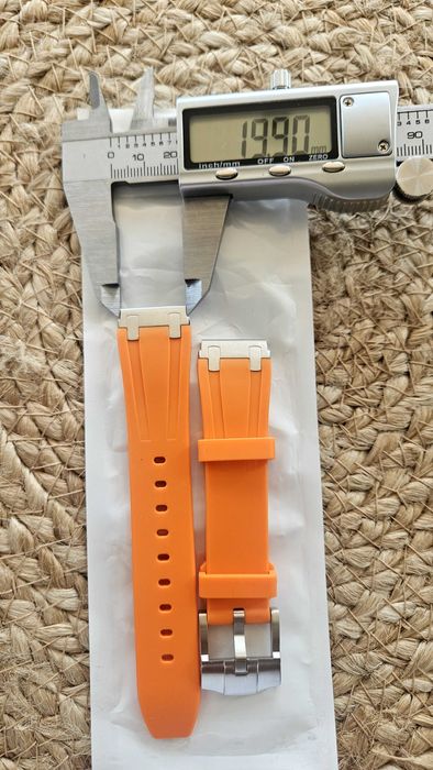 Продавам чисто нова силиконова каишка за часовник