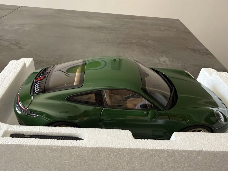 Колекционерски автомобил  Porsche 911 Carrera Irish Green 1:18