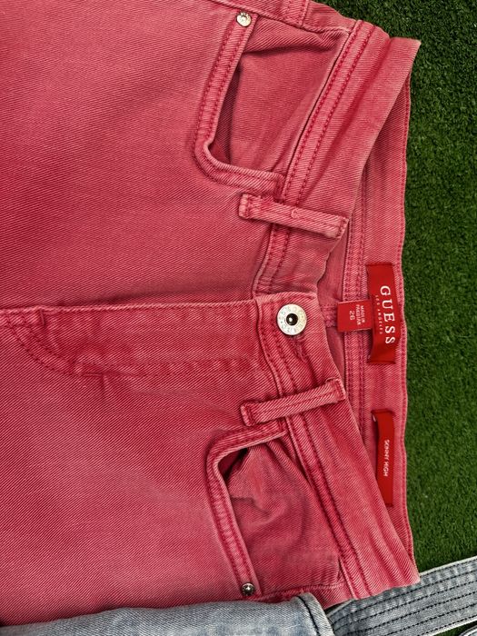 Дамски дънки и гащеризон на марката Guess