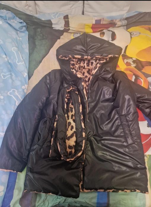 Geaca cu 2 fețe,poate fi purtata pe ambele părți