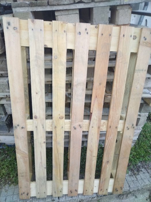 Продавам 150 броя Европалети и дървени скари с различни размери .
Нами