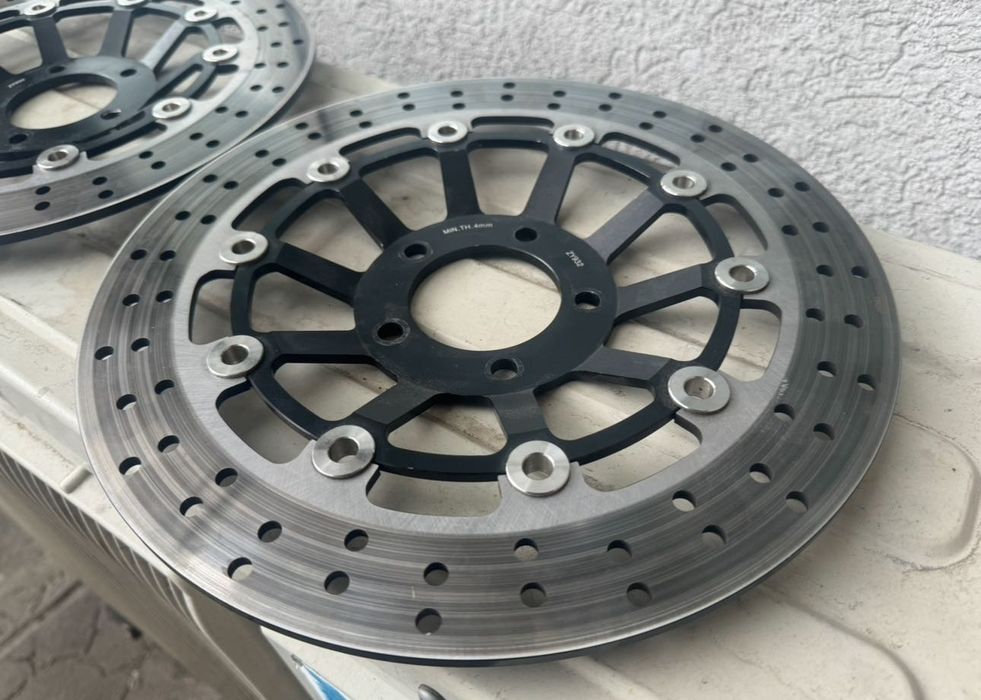 Чисто НОВИ предни спирачни дискове Suzuki 310mm