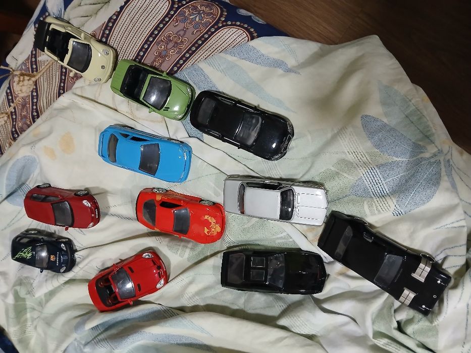 Vând machete metalice