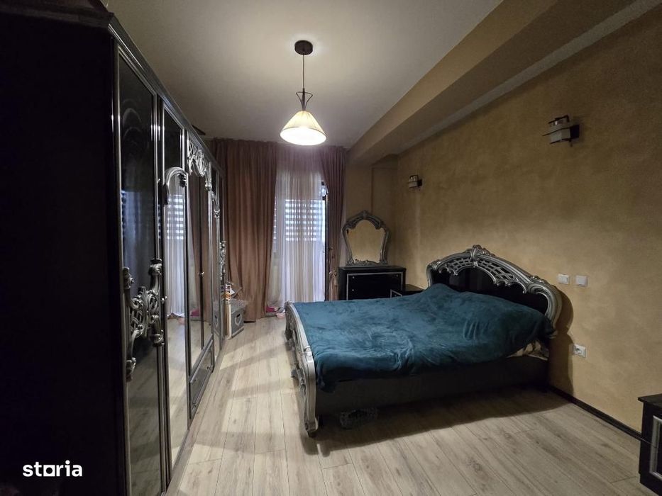 De vanzare Apartament 3 camere, zona Arex Bloc Nou.