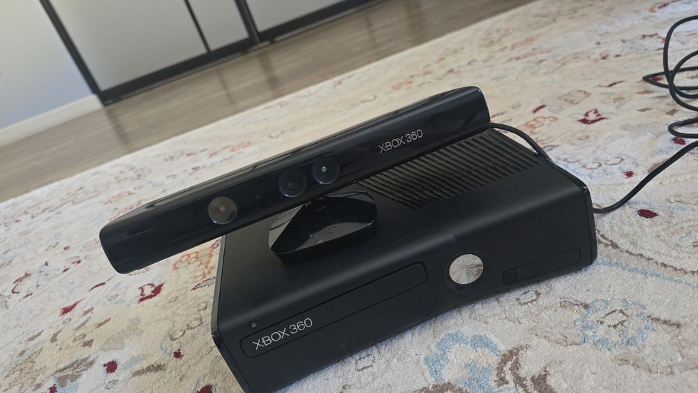 Продам игровую приставку Xbox 360.