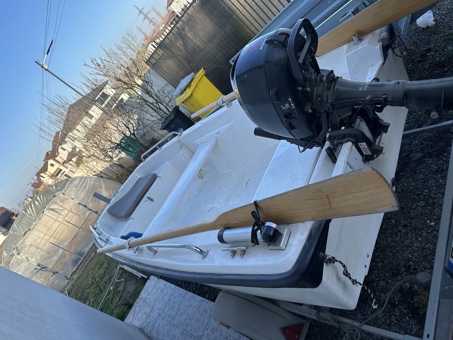 Vand barca cu motor.