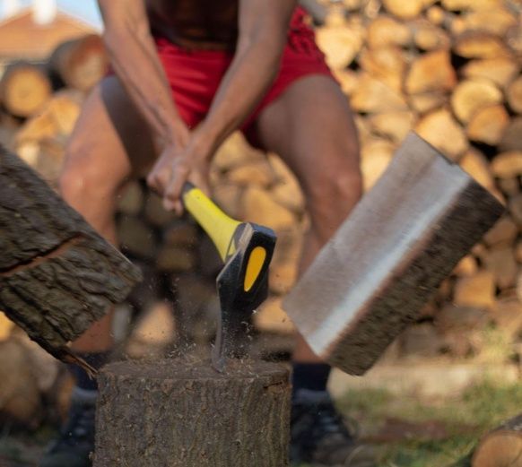 Рубка дров бензо пилой и тапаром