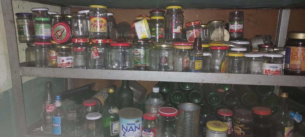 Стъклени буркани и бутилки