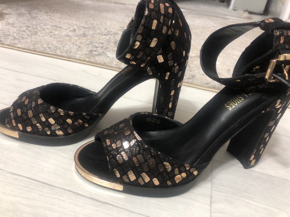 Продам. босоножки