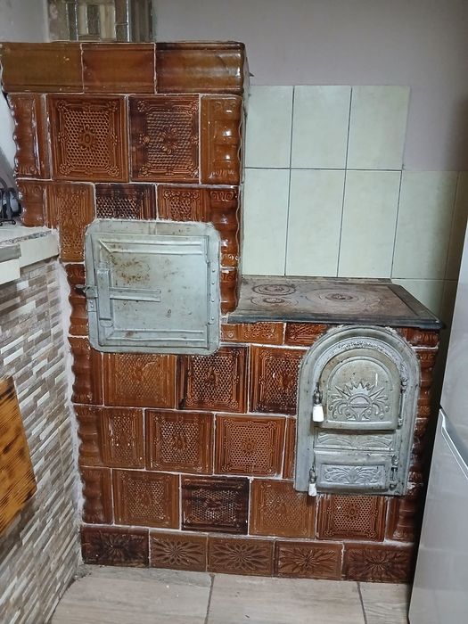 Se vinde cu tot cu samota ușa, plita ,buba