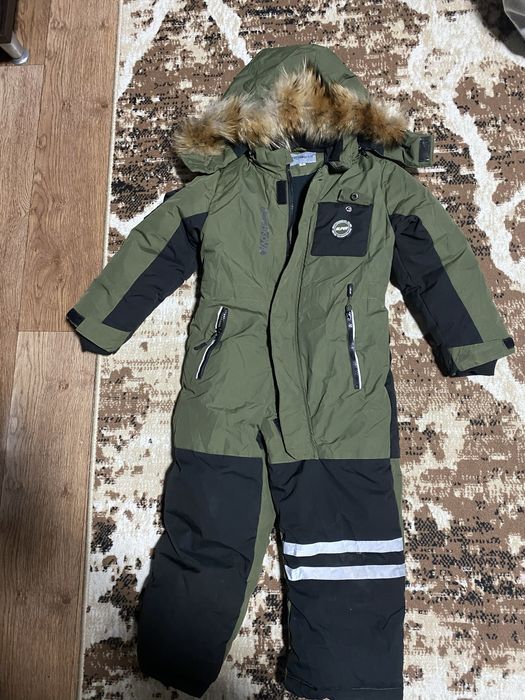 Продам зимний комбинезон на мальчика