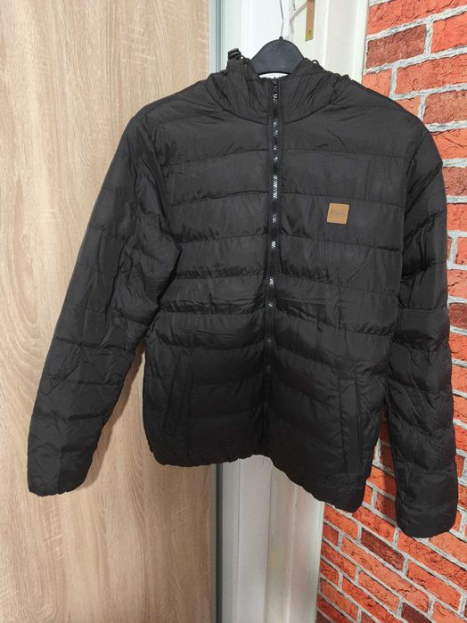 geaca neagra  marimea M