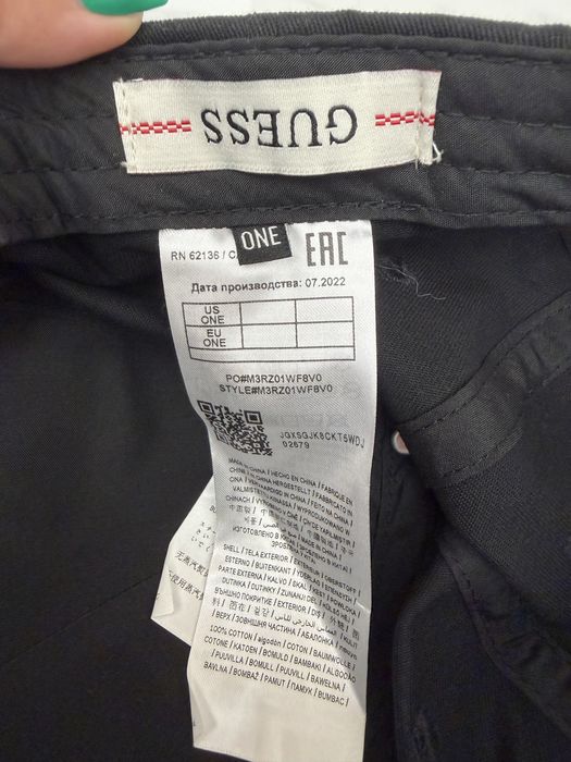 Дамска шапка guess