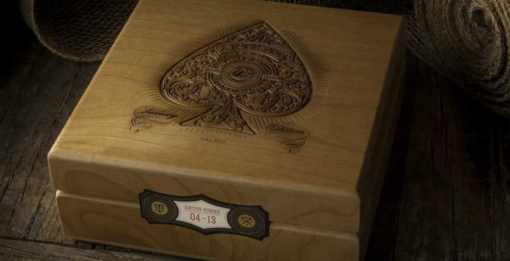 Игральные карты Theory11 Artisan Luxury Edition Wood Box Set! Новые!