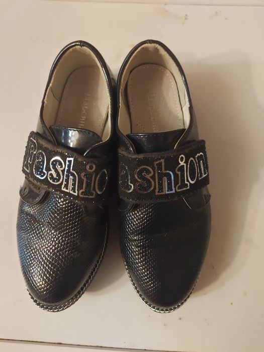 Продам детские кроссовки