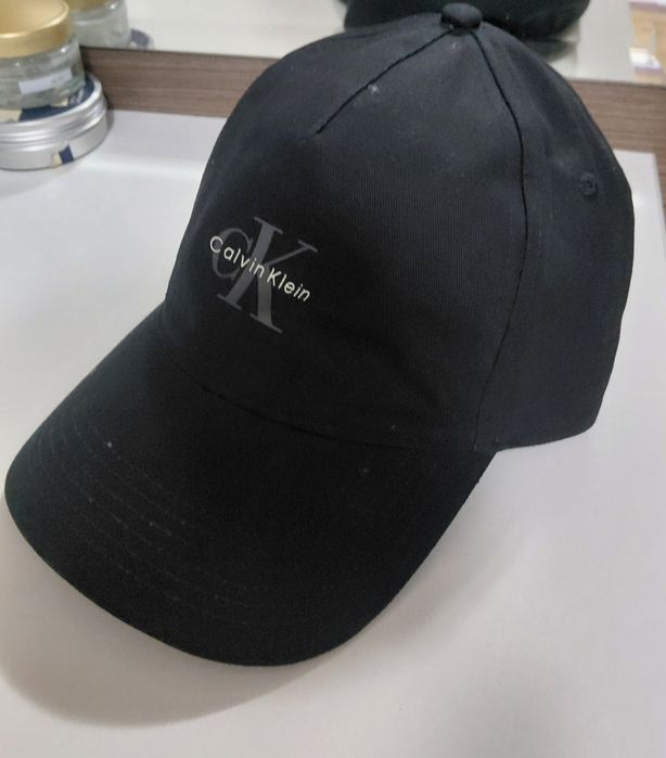 Продавам оригинална шапка на Calvin Klein