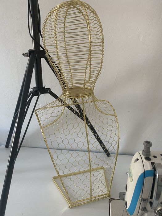 Манекен новый золото