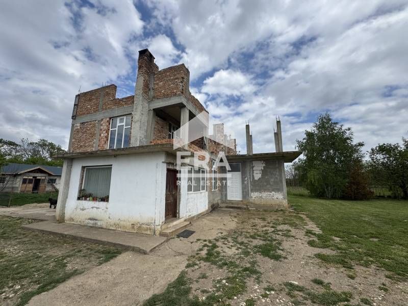 ЕКСКЛУЗИВНО! ЕРА Дръстър предлага за продажба просторен имот в село Ба