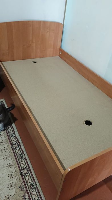 Продам кровать с матрацем