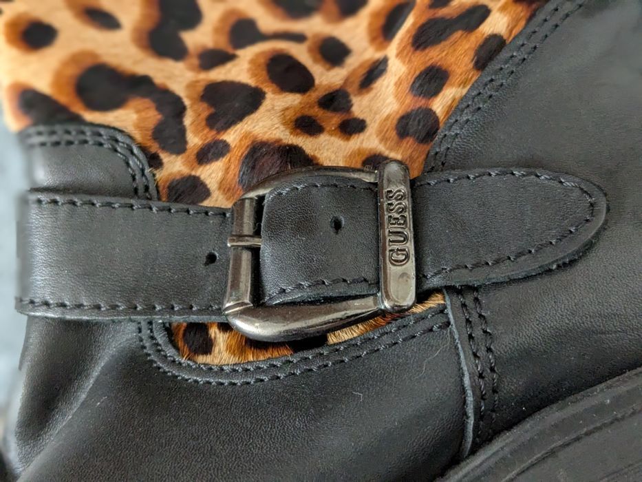 GUESS - Ghete de piele cu par scurt, cu animal print, Negru/Maro scort