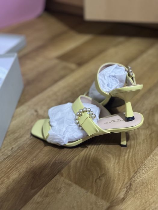 Продам босоножки новые