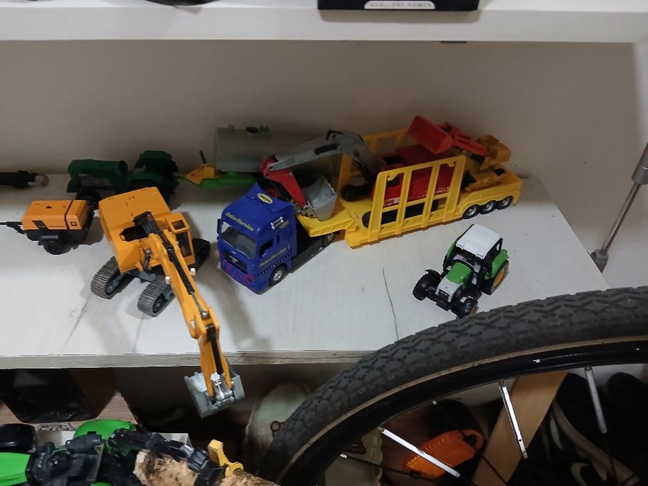 Vând machete metalice