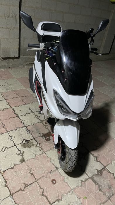 Скутер MAXI 150.