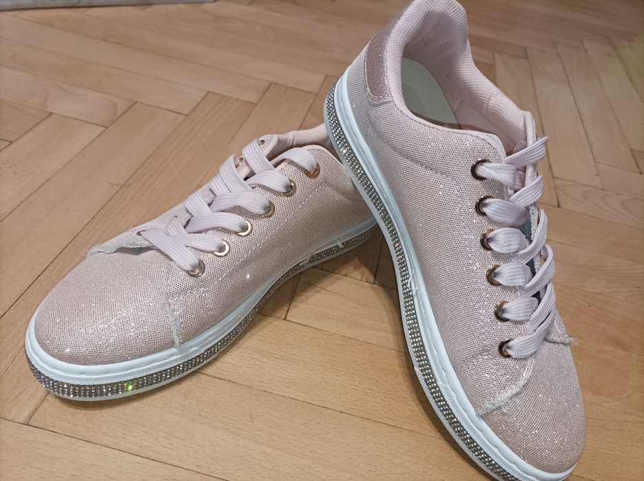 Дамски спортни обувки